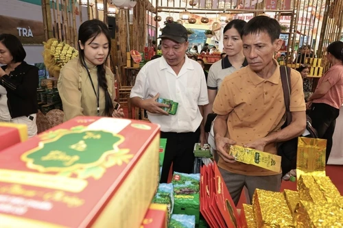 Посетители покупают чай из жёлтых цветков камелии из провинции Куангнинь. (Фото: ВИА)