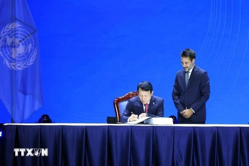 Министр общественной безопасности Вьетнама Лыонг Там Куанг подписывает Ханойскую конвенцию. (Фото: ВИA)