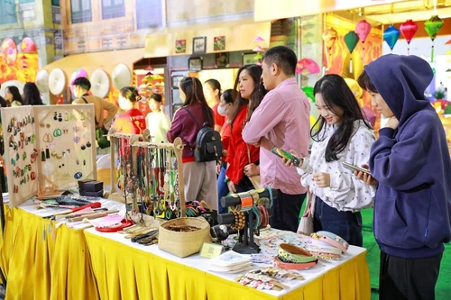 Павильоны традиционных ремесленных деревень в пространстве «Квинтэссенция ханойской осени» привлекают множество жителей и гостей. (Фото: ВИА)