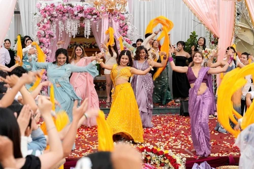 Индийские актеры во время съемки во Вьетнаме.