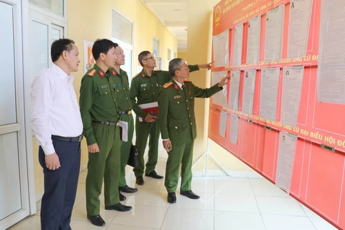 Рабочая делегация Управления общественной безопасности провинции Ниньбинь проверяет подготовку к выборам в следственном изоляторе № 2 квартала Ли-тхыонг-кьет. (Фото: ВИА)