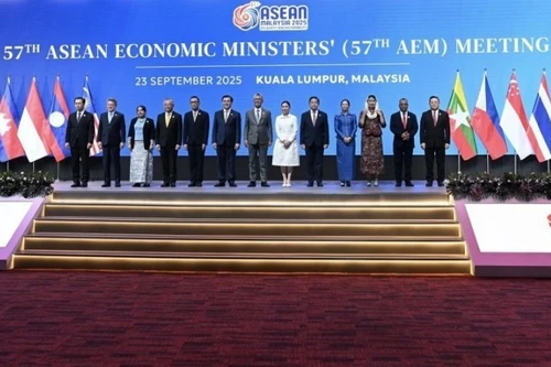 Делегаты фотографируются на 57-й встрече министров экономики АСЕАН (AEM), состоявшейся 23 сентября в Малайзии. (Фото: ASEAN.ORG)