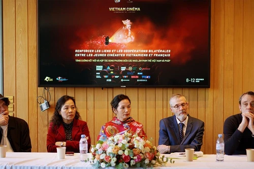 Вьетнамские и французские спикеры обмениваются мнениями в ходе специализированной дискуссионной сессии, посвященной обучению и развитию проектов. (Фото: VFDA)