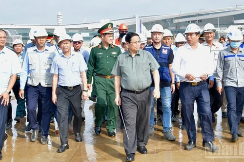 Премьер-министр Фам Минь Тьинь осматривает стоянку воздушных судов международного аэропорта Лонгтхань. (Фото: Тхань Зянг)