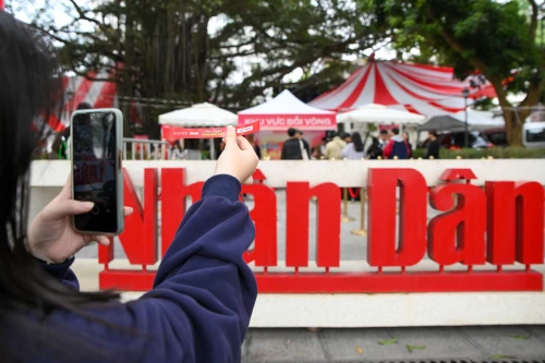 [Фото] Жители с энтузиазмом получают билеты на программу «Концерт света»