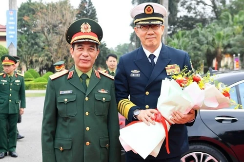 Генерал армии Фан Ван Зянг приветствует генерал-полковника Дун Цзюня во время посещения 113-й бригады спецназа. (Фото: QDND.VN)