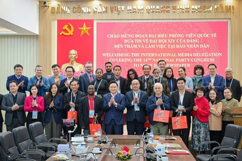 Руководители и сотрудники газеты «Нянзан», представители Министерства иностранных дел и группа иностранных журналистов фотографируются на память. (Фото: Бао Лонг)