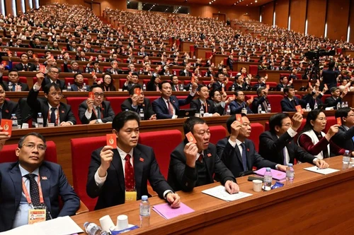 Делегаты голосуют на заседании 22 января. (Фото: Чан Хай)