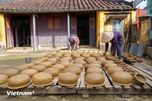 Пользуясь последними сухими солнечными днями в конце года, жители деревни выносят готовые изделия бытового назначения для сушки вдоль дорожек и на территории общинного дома. В 2025 году ремесленная деревня приняла более 250 тысяч посетителей, подтвердив устойчивую жизнеспособность культурного наследия в условиях современной жизни. (Фото: Вьетнам+)
