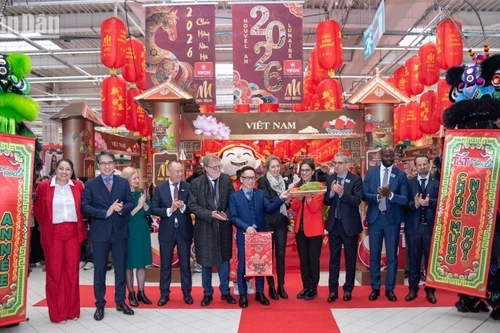 «Неделя вьетнамских товаров» – это регулярное мероприятие, проводимое во французских супермаркетах, которое способствует укреплению доверия местных дистрибьюторов, а также подтверждает возможности поставок и деловую репутацию вьетнамских предприятий. (Фото: Минь Зюи)