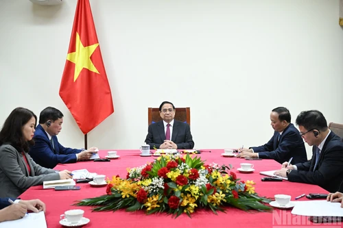 [Фото] Премьер-министр Фам Минь Тьинь провел телефонный разговор с Премьер-министром Сингапура Лоуренсом Вонгом