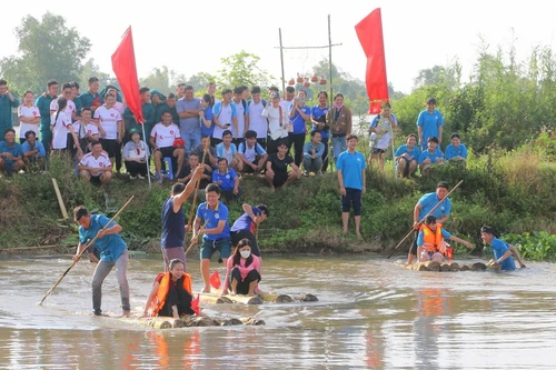 [Фото] Уникальный Праздник сезона разлива в провинции Анзянг
