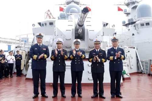 Руководство военно-морской базы Гуанчжоу посещает корабль 015 «Чан Хынг Дао».