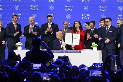 Президент США Дональд Трамп выступает на церемонии подписания Хартии Совета мира по прекращению конфликта в секторе Газа, Давос, Швейцария, 22 января 2026 года. (Фото: Anadolu Agency / ВИА)