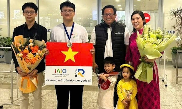 Чан Тхуан Хиеу (2-й слева) завоевал серебряную медаль на Международной олимпиаде по ИИ.
