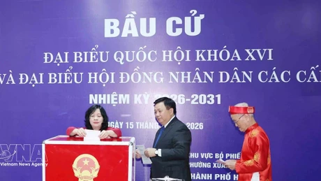 Председатель Центрального комитета Отечественного фронта Вьетнама Буй Тхи Минь Хоай вместе с избирателями голосует на выборах. Фото: ВИА