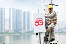 Техник Viettel устанавливает базовую станцию 5G.