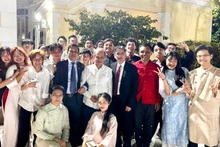 Вьетнамские студенты и послы стран АСЕАН на программе «Весна на Родине». 