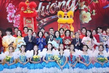 Президент Лыонг Кыонг и его супруга вместе с делегатами и артистами на специальной художественной программе «Весна на Родине – 2026». Фото: ВИА