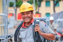 Радуется Буй Дык Нам, технический сотрудник базовой станции — филиала строительных работ Viettel в Ханое Генеральной акционерной корпорации строительных работ Viettel. Фото: ВИА