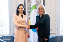 Посол Нгуен Тхи Ван Ань, Постоянный представитель Президента государства при Постоянном совете франкофонии, встречается и проводит беседу с Генеральным директором Международной организации франкофонии Каролин Сен-Илер. Фото: ВИА