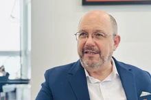 Посол Швейцарии во Вьетнаме Томас Гасс отвечает на вопросы корреспондента Вьетнамского Информационного Агентства. Фото: ВИА