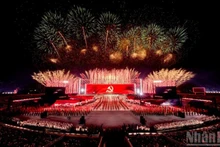 Под славным знаменем Партии весь вьетнамский народ сплоченно объединяет усилия, успешно реализует Резолюцию XIV съезда КПВ. Фото: Тхань Дат