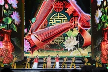 Гармоничное сочетание музыки, света и наследия подарило зрителям яркие впечатления от участия в программе «Концерт света – Встреча Нового 2026 года». Фото: Тхэ Дай.