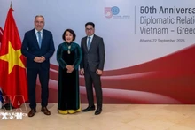 Посол Фам Тхи Тху Хыонг встречается с Заместителем министра развития Греции Ставросом Калафатисом. Фото: ВИА