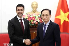 Министр иностранных дел Ле Хоай Чунг (справа) и Министр международной торговли Канады Маниндер Сидху. Фото: ВИА