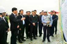 Секретарь Парткома города Ханоя Нгуен Зюи Нгок проверяет ход выполнения строительных работ моста Хонгха. Фото: Куанг Тхай