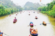 Туристы на фестивале пагоды Хыонг. Фото: Ле Фу