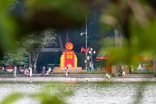 Декоративная композиция в честь XIV съезда КПВ стала выразительным акцентом в районе озера Хоанкьем. Фото: ВИА