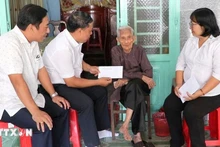 Руководители партийного комитета, Народного совета, Народного комитета и Комитета ОФВ квартала Фулой вручили подарки от Партии и Государства по случаю празднования XIV съезда КПВ и Тэт 2026 года непосредственно на дому получателям. Фото: ВИА