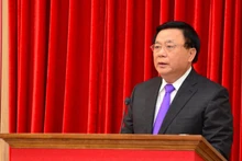 Товарищ Нгуен Суан Тханг выступает на конференции. 