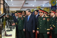 Генеральный секретарь ЦК КПВ То Лам и делегаты ознакомились с моделями и инициативами Военно-технической академии. Фото: Данг Кхоа