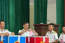 Демократичная и серьёзная атмосфера выборов депутатов НС XVI созыва и депутатов народных советов всех уровней на срок полномочий 2026–2031 гг. на 20-м избирательном участке бригады 957, 4-го военно-морского района ВМС в провинции Кханьхоа. Фото: ВИА