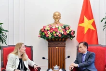 Министр иностранных дел Ле Хоай Чунг принял Хелене Будлигер Артиеда, руководитель Государственного секретариата Федерального департамента по экономическим вопросам Швейцарии. Фото: МИД