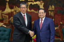 Премьер-министр Фам Минь Тьинь (справа) и Посол Японии во Вьетнаме Ито Наоки. Фото: Чан Хай