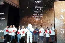 Представители девяти однозвездочных ресторанов MICHELIN получают свои награды на церемонии в Дананге 5 июня. Фото: ВИA