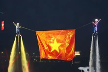 Впервые представлено многоуровневое световое шоу Flyboard на реке Донгнай