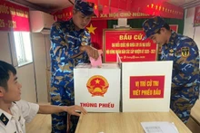 Избиратели – военнослужащие 129-й эскадры и 128-й эскадры – голосуют на борту судна Чыонгша 04 в первой половине дня 27 февраля.