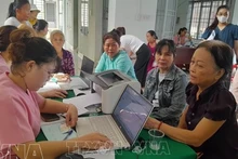 Жители обращаются за медицинским осмотром в медицинский пункт общины Фуриенг, провинция Донгнай. Фото: ВИА