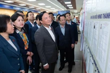 Надзорная делегация проверяет место размещения списков избирателей и списков кандидатов квартала Батьмая. Фото: quochoi.vn