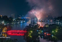 Великолепный фейерверк над озером Хоанкьем в Ханое. Фото: ВИА