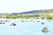 На озере Суанхыонг в выходные дни.