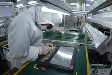 Сборка ноутбуков на заводе компании Heesung Electronics Vietnam в промышленной зоне Чангзюэ, Хайфон. Высокотехнологичная электроника является одной из ключевых экспортных позиций Вьетнама, поставляемых в Индию. Фото: ВИА