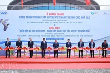 Премьер-министр Фам Минь Тьинь и представители делегации перерезают ленточку на церемонии открытия Центра космических исследований Вьетнама в Высокотехнологичном парке Хоалак. Фото: ВИА