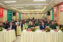 Делегаты на встрече с деятелями литературы и искусства по случаю новой весны.