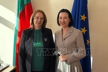 Посол Вьетнама в Болгарии Нгуен Тхи Минь Нгует (справа) и Мэр города Казанлык Галина Стоянова. Фото: ВИА